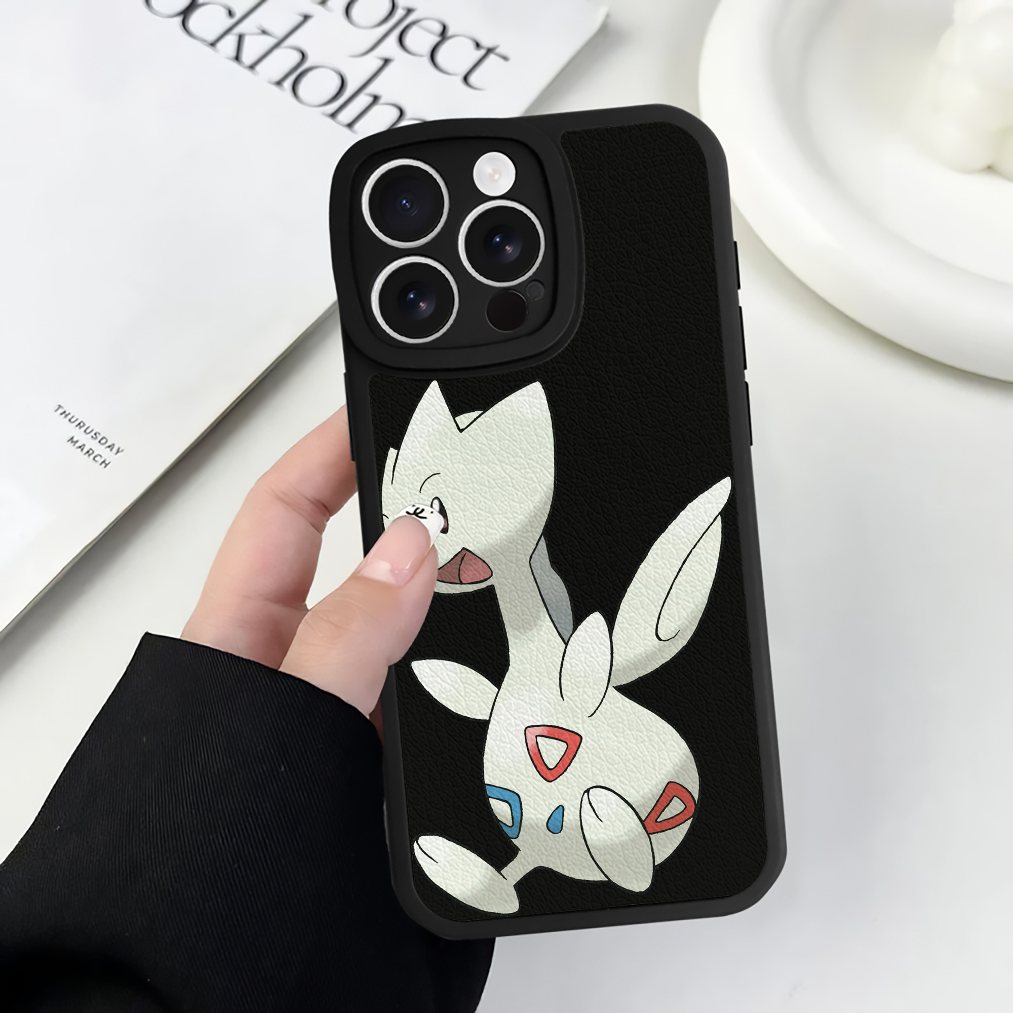 （画像用） ポケットモンスター Pokémon 【iPhone 16シリーズ対応】シリコンスマホケース（レザー調） 材質：シリコン
